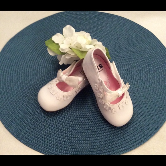 The Kids Store patent shoes. Size 4. - Picture 1 of 4